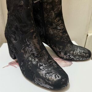 Jessica Simpson Stylish Black and Silver Tapestry Heeled Boots